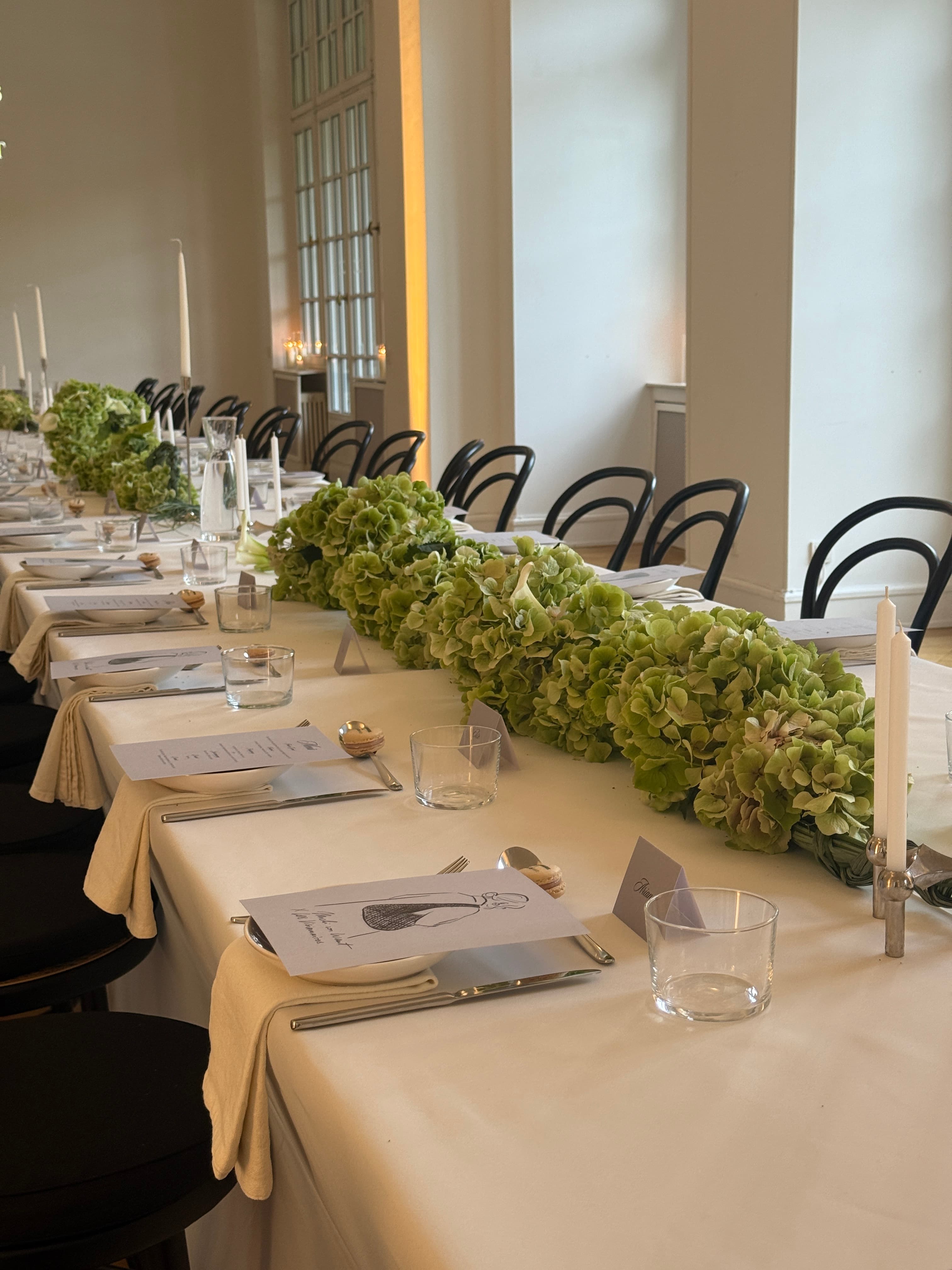 Sitdown dinner, editorial capture